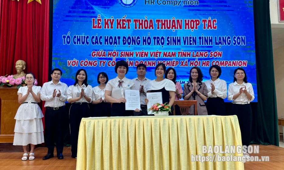 Chủ tịch Hội Sinh viên tỉnh đối thoại với sinh viên