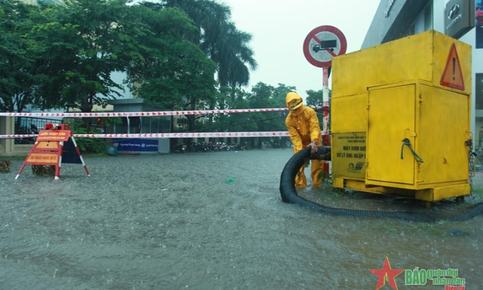 Người dân cần làm gì để an toàn trong mưa dông, lốc sét?