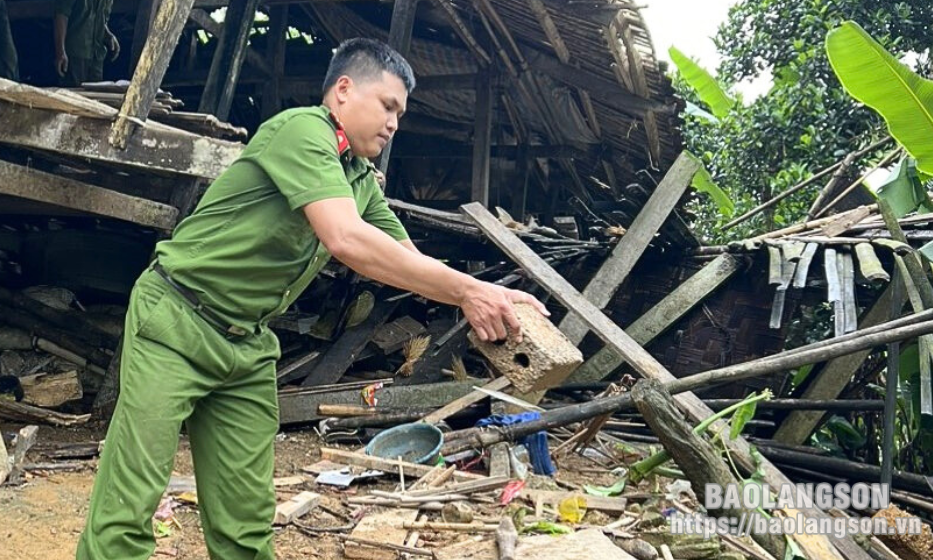 Công an xã Quang Trung hỗ trợ người dân sửa chữa nhà ở sau mưa lớn