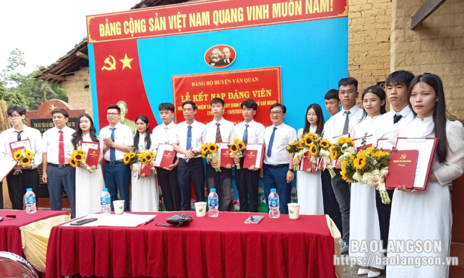 Văn Quan: Kết nạp những đảng viên học sinh đầu tiên 