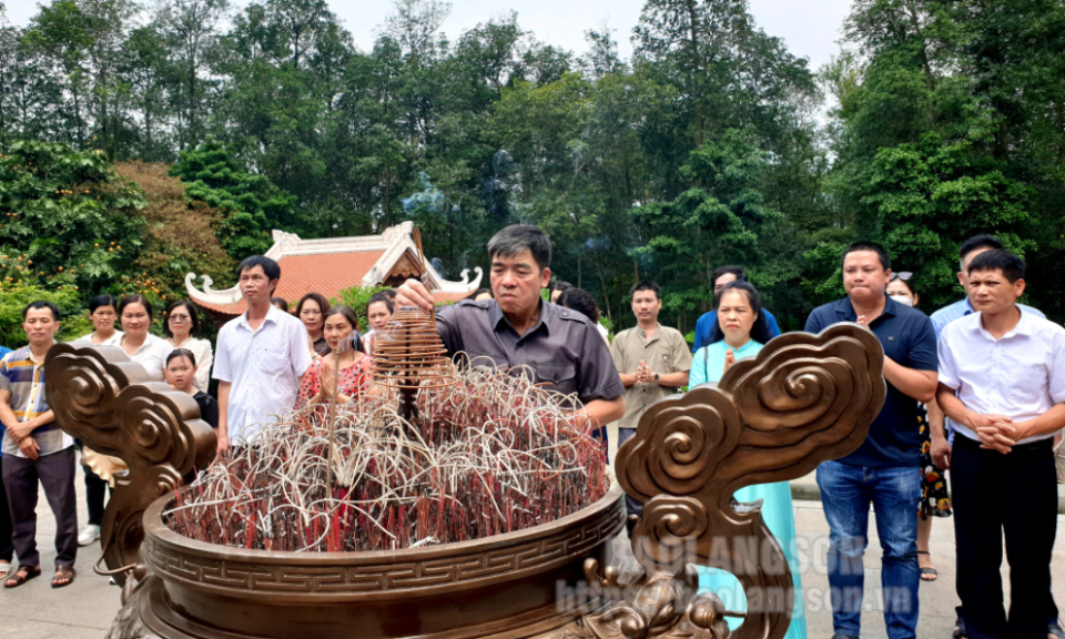 Trên 30 cán bộ, đảng viên dâng hương tại Khu Di tích Chủ tịch Hồ Chí Minh tại Đá Chông K9