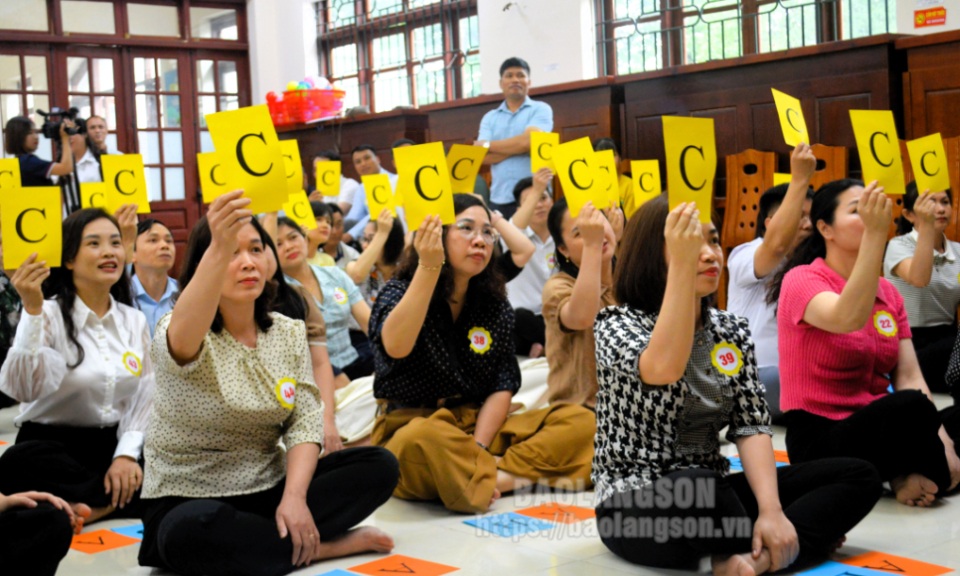 thí sinh tham gia cuộc thi "rung chuông vàng" lần thứ I - năm 2024 tìm hiểu các văn bản quy phạm pháp luật