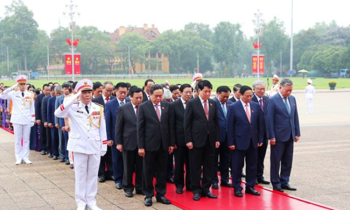 Lãnh đạo Đảng, Nhà nước và các ĐBQH vào Lăng viếng Chủ tịch Hồ Chí Minh trước Khai mạc Kỳ họp thứ 7, Quốc