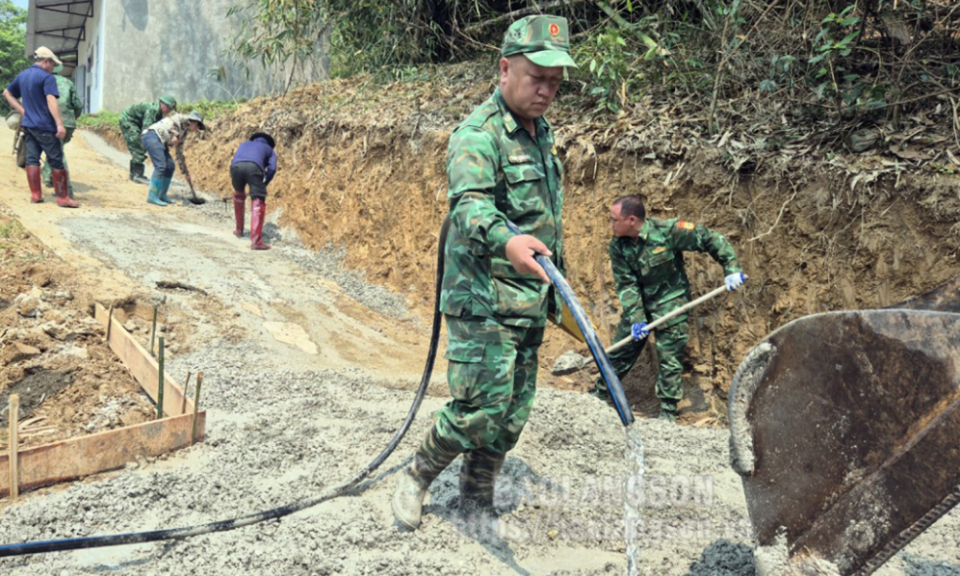 Cán bộ, chiến sĩ Đồn Biên phòng Cửa khẩu Chi Ma giúp dân bằng cả tấm lòng