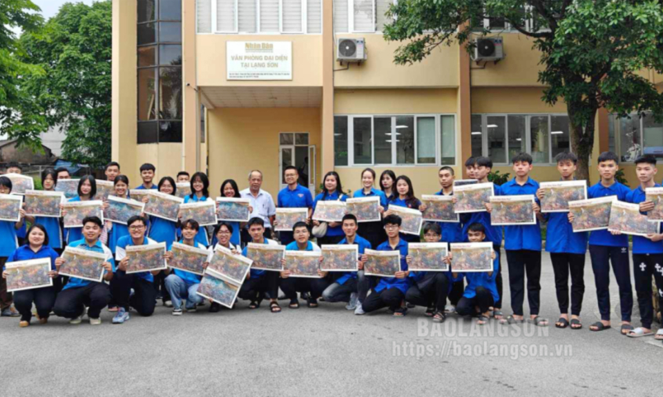 phòng đại diện Báo Nhân Dân tại Lạng Sơn tặng bạn đọc 1.000 bản phụ san tranh panorama “Chiến dịch Điện Biên