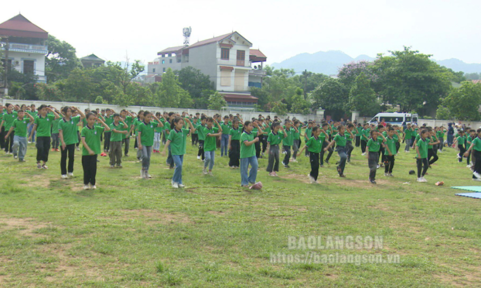 Chi Lăng: Khai mạc hè, ngày Olympic trẻ em và phát động toàn dân tập luyện môn bơi phòng, chống đuối