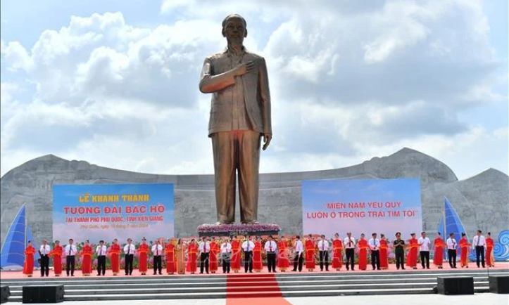 胡志明主席诞辰134周年: 胡伯伯纪念台在坚江省富国岛上落成