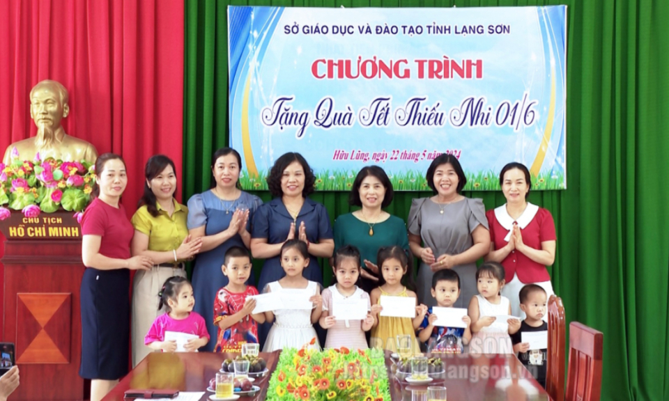 Tặng 15 suất quà nhân dịp Tết thiếu nhi cho học sinh có hoàn cảnh khó khăn tại xã Nhật Tiến