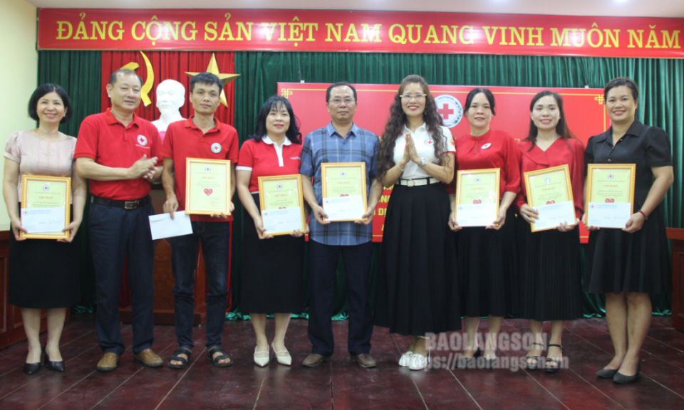 Tôn vinh 7 tập thể, 7 cá nhân đạt thành tích tiêu biểu trong Chiến dịch “Triệu bước chân nhân ái” năm