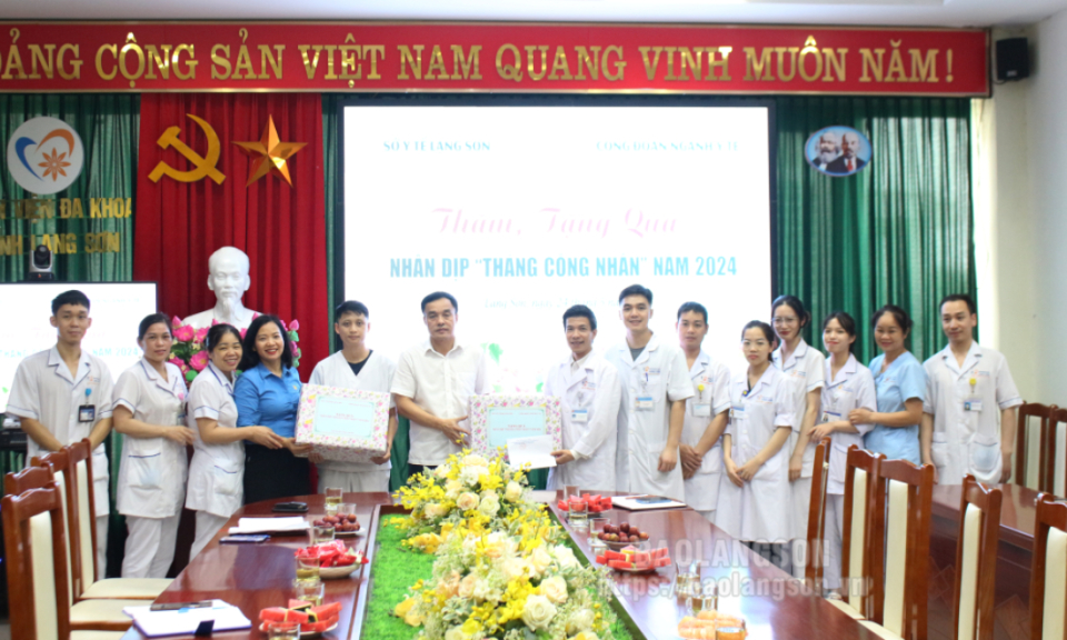 Sở Y tế và Công đoàn ngành thăm, tặng quà cán bộ, nhân viên Bệnh viện Đa khoa tỉnh