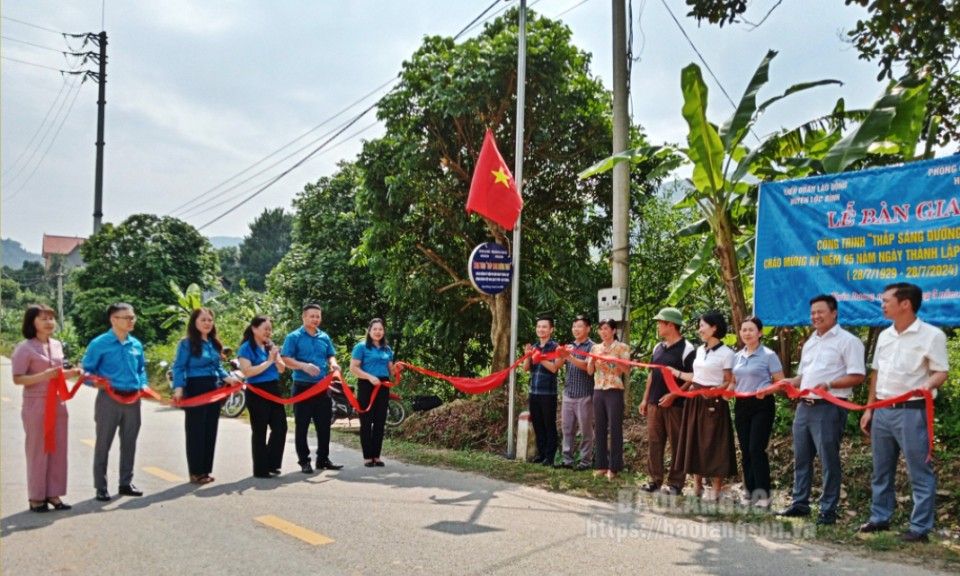 Bàn giao công trình thắp sáng đường thôn tại xã Xuân Dương, huyện Lộc Bình