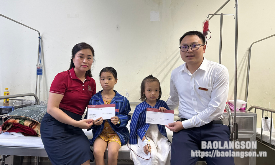 Agribank Lạng Sơn thăm, tặng 20 suất quà cho các bệnh nhi tại Bệnh viện Đa khoa tỉnh