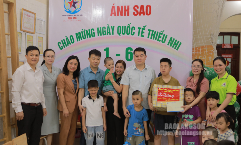 Đoàn công tác của tỉnh thăm, tặng quà trẻ em nhân dịp Tết thiếu nhi 1-6