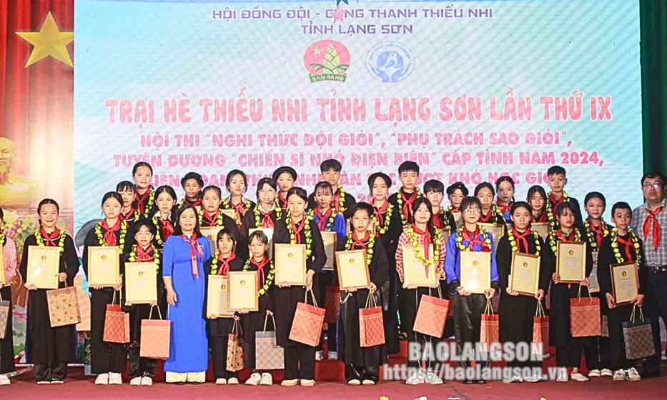 Những “bông hoa” vượt khó học tốt