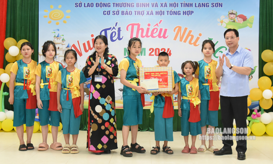 Lãnh đạo tỉnh thăm, tặng quà Tết thiếu nhi tại Cơ sở Bảo trợ xã hội tổng hợp tỉnh