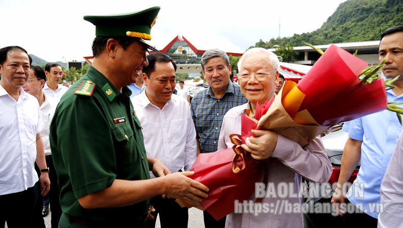 Lãnh đạo Bộ Chỉ huy BĐBP tỉnh tặng hoa Tổng Bí thư Nguyễn Phú Trọng tại Cửa khẩu Quốc tế Hữu Nghị