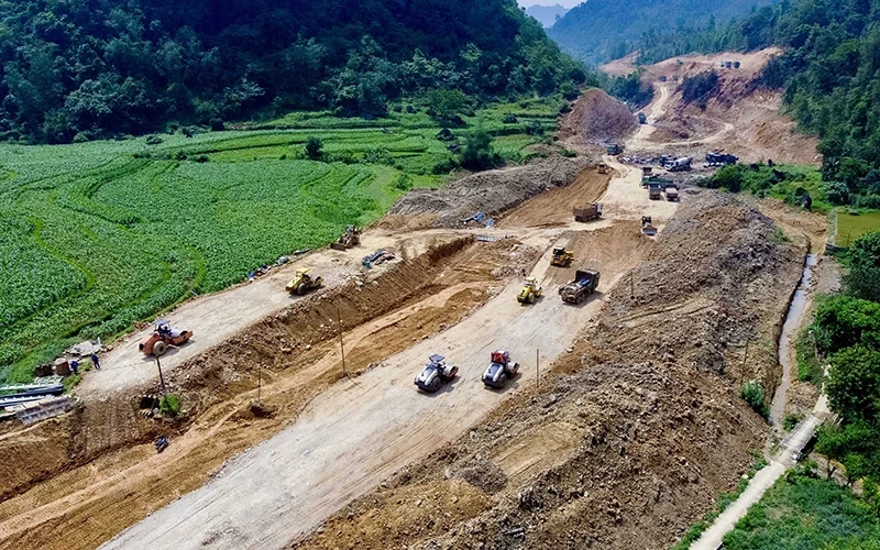 Những kilomet đầu tiên trên tuyến đường bộ cao tốc Đồng Đăng (Lạng Sơn)-Trà Lĩnh (Cao Bằng) đang được khẩn trương thi công. (Ảnh Đặng ANh Tuấn)