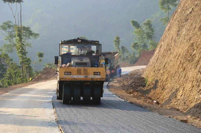 Thi công thảm nhựa đường thành phố Bắc Kạn đi hồ Ba Bể, kết nối sang Na Hang (Tuyên Quang). Ảnh: HÀ LƯỢNG.