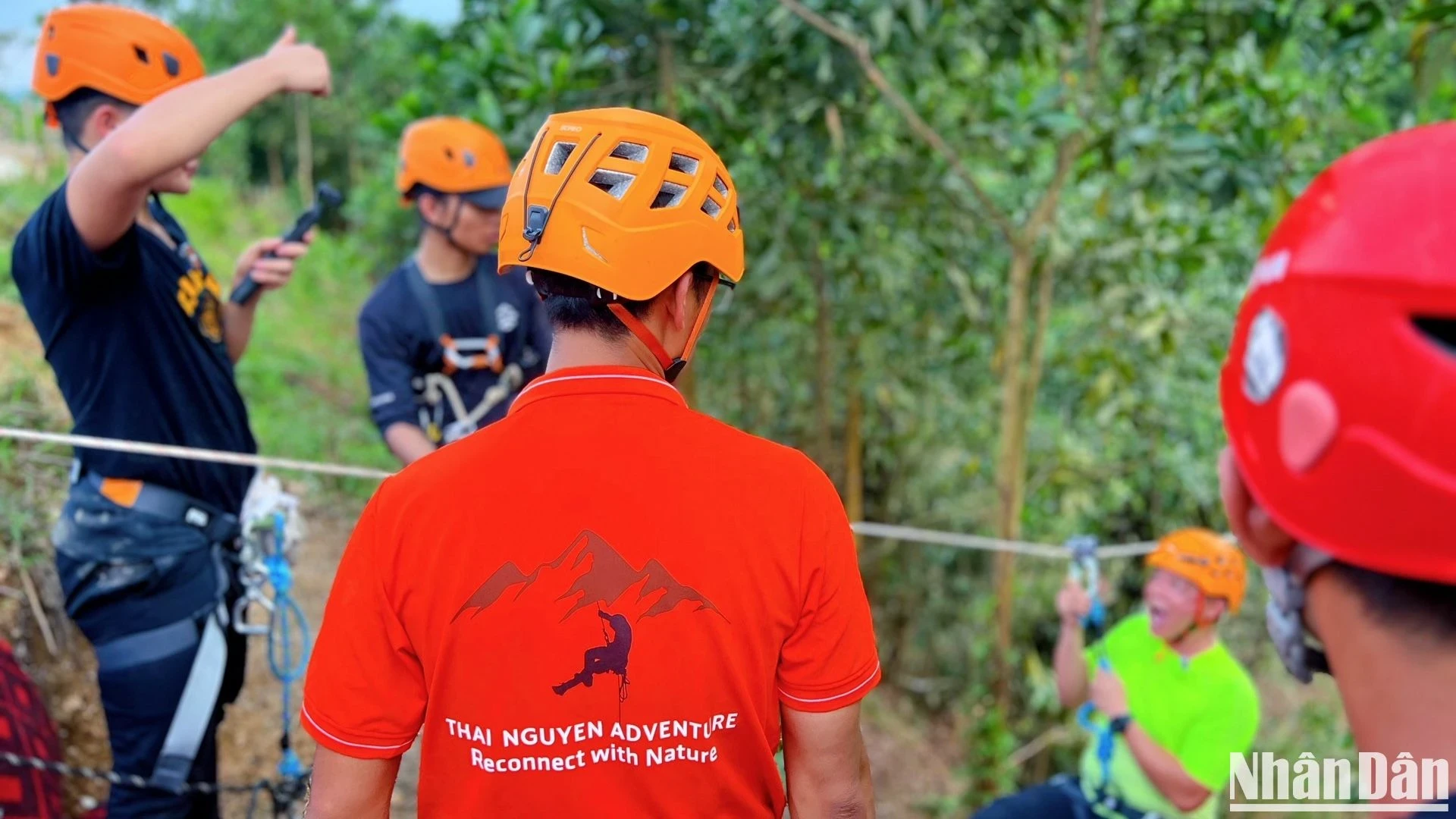 Để bảo đảm an toàn, người tham gia được thực hành các kỹ thuật canyoning và trượt zipline ngay tại một sườn đồi cạnh đó. Đội hướng dẫn, trợ lý an toàn luôn theo sát từng thành viên và hỗ trợ từ những bước đầu tiên. Du khách không nên quá lo lắng, tuy nhiên cần tập trung quan sát và tuân thủ những chỉ dẫn cơ bản.