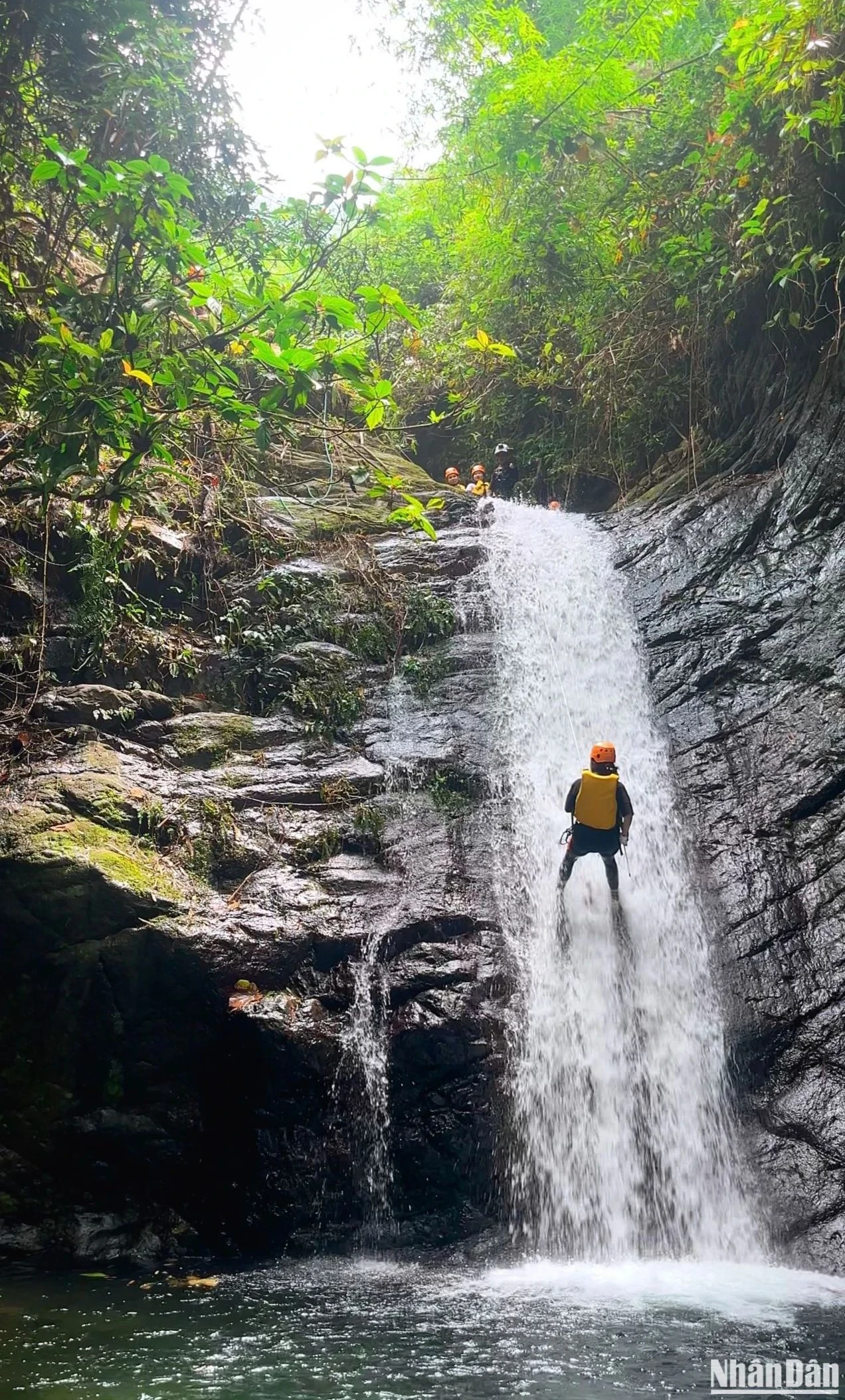 Nước chảy mạnh tạo lực cản và tiếng ồn có thể khiến người chơi canyoning lần đầu bối rối, tuy nhiên tất cả các vị trí này đều đã được nhà tổ chức tour khảo sát, thực nghiệm kỹ càng để bảo đảm tuyệt đối an toàn, phù hợp nhiều đối tượng du khách. Tới giữa thác 1, bạn chỉ việc buông tay để rơi tự do xuống hồ nước phía dưới, hòa mình vào khung cảnh thiên nhiên tuyệt đẹp.