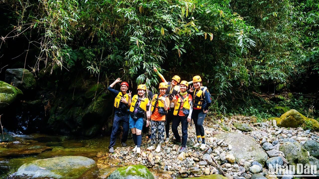 Theo anh Nguyễn Văn Thức, một thành viên sáng lập và điều hành Thái Nguyên Adventure, cộng đồng đam mê du lịch mạo hiểm ở Việt Nam gần đây phát triển nhanh chóng, riêng môn canyoning rất phổ biến ở Đà Lạt (Lâm Đồng), thu hút nhiều du khách quốc tế và du khách Việt trẻ. Du lịch kết hợp canyoning đang mở rộng ra các tỉnh miền núi phía bắc.