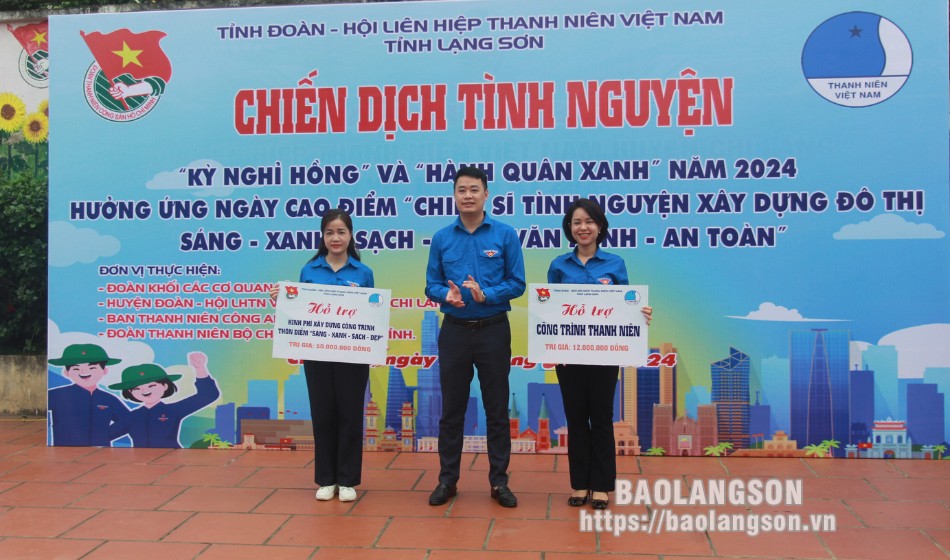 Lãnh đạo tỉnh đoàn trao biển hỗ trợ kinh phí xây dựng các công trình thanh niên trên địa bàn huyện Chi Lăng cho các đơn vị đoàn 