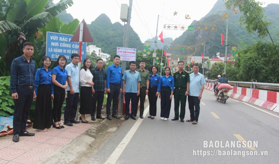 Các đơn vị đoàn khánh thành đường cờ tổ quốc tại thị trấn Đồng Mỏ 