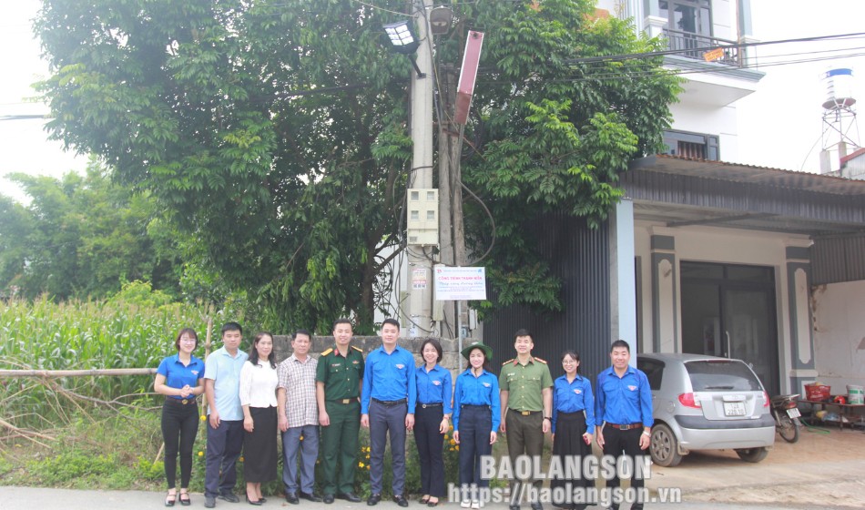 Các đơn vị đoàn khánh thành công trình thắp sáng đường thôn tại xã Nhân Lý 