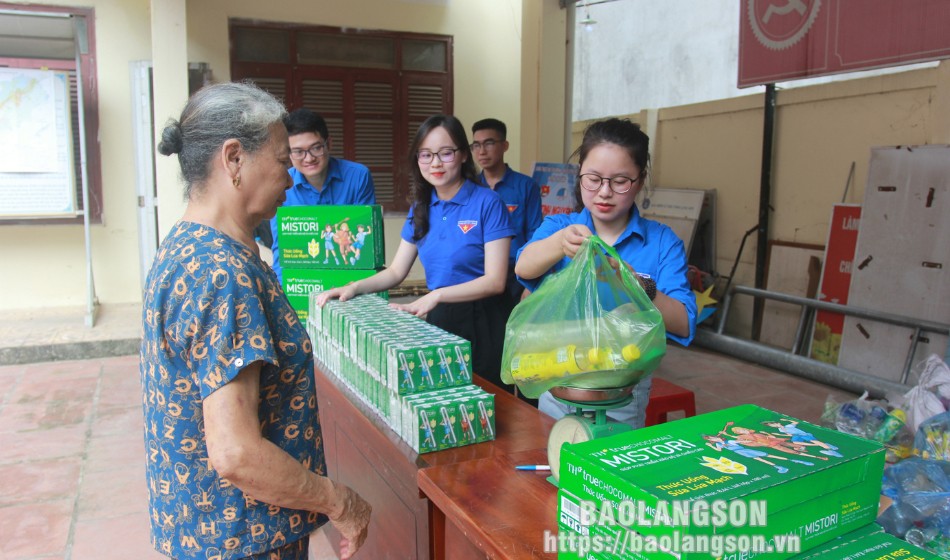 Đoàn viên các đơn vị triển khai chương trình đổi rác thải nhựa lấy sữa