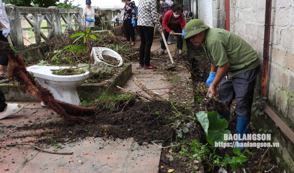 Thực hiện dọn vệ sinh đường dạo và hệ thống thoát nước bờ sông Kỳ Cùng