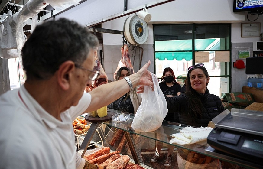 Ông Dario Barrandeguy bán thịt cho người tiêu dùng tại thủ đô Buenos Aires. Ảnh: Reuters 