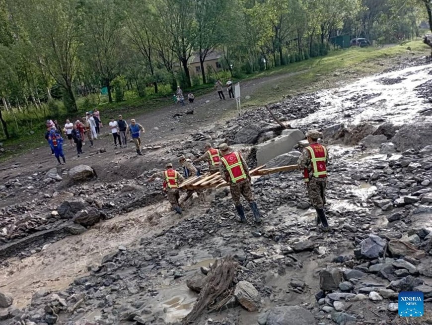 Hiện trường vụ lở đất ở huyện Nookat, miền Nam Kyrgyzstan. Ảnh: Xinhua