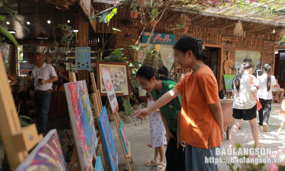 Gần 100 bức tranh tham gia Triển lãm giao lưu mỹ thuật “Sắc màu biên cương”