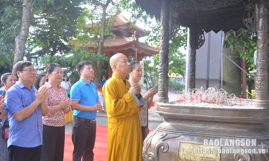 Gần 100 đại biểu thả cá hưởng ứng Ngày Môi trường thế giới và Tháng hành động vì môi trường năm 2024