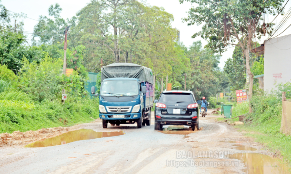 Hồ Sơn: Nguy cơ mất an toàn giao thông trên tuyến đường tỉnh 242