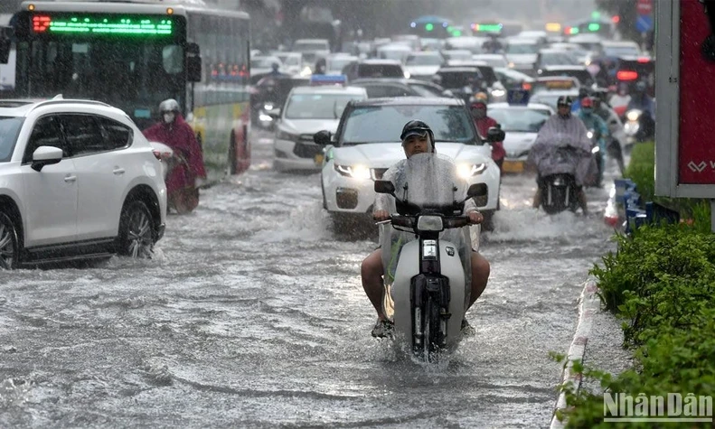 Gần sáng 8/6, Bắc Bộ đề phòng mưa lớn kèm lốc sét, gió giật mạnh