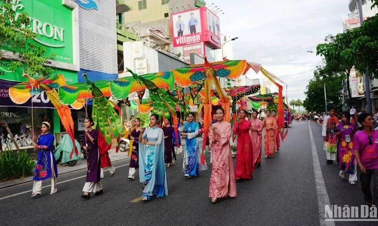 Sôi động và rực rỡ sắc màu văn hóa lễ hội đường phố tại Festival Huế 2024