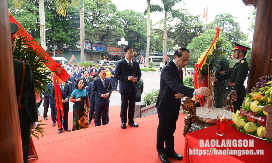 Đoàn đại biểu của tỉnh dâng hương, dâng hoa nhân kỷ niệm 91 năm ngày truyền thống Đảng bộ tỉnh