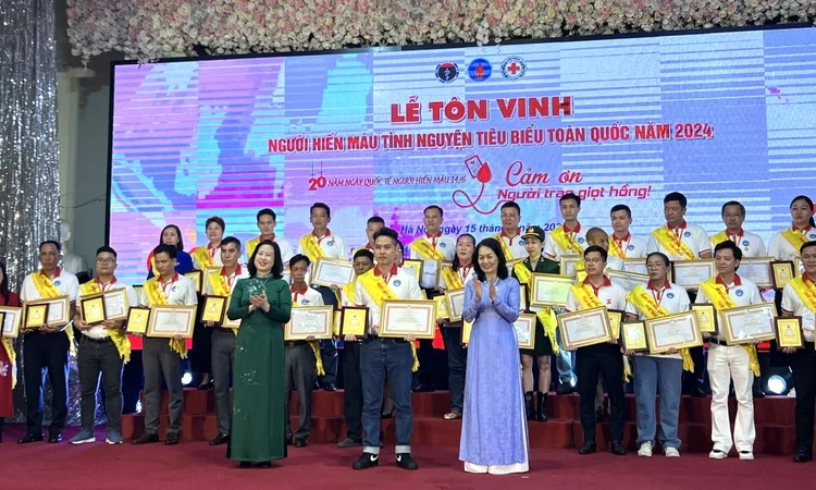 Tôn vinh 100 người hiến máu tình nguyện tiêu biểu toàn quốc