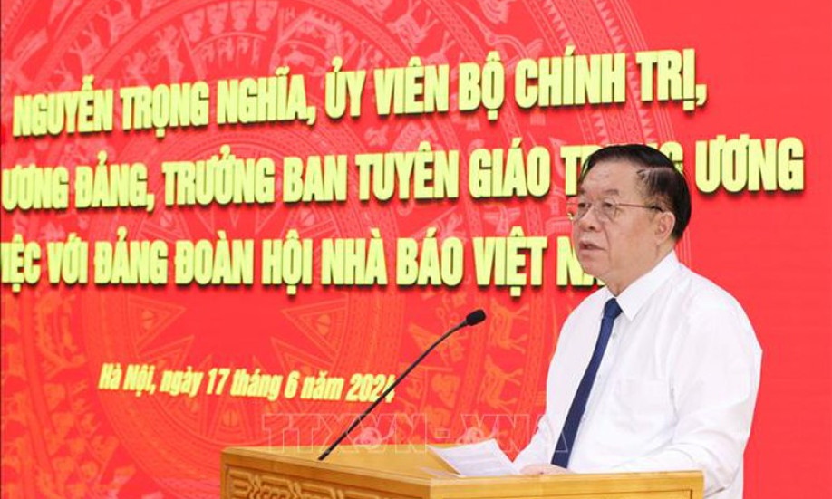 Trưởng Ban Tuyên giáo Trung ương: Chú trọng giáo dục, bồi dưỡng chính trị, đạo đức cho người làm báo