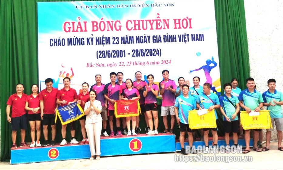 Bắc Sơn: 117 vận động viên tham gia giải bóng chuyền hơi gia đình năm 2024