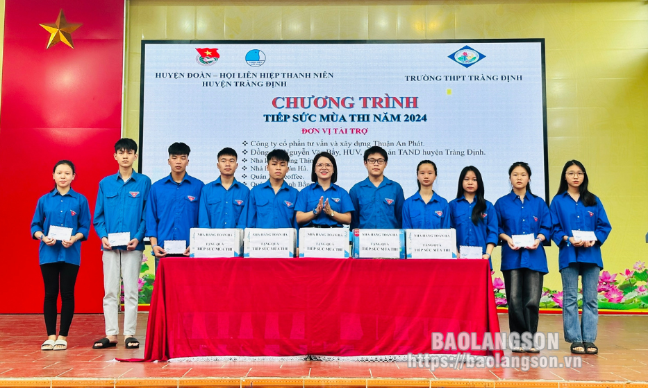 Trao quà tiếp sức mùa thi cho học sinh lớp 12 tại Trường THPT Tràng Định