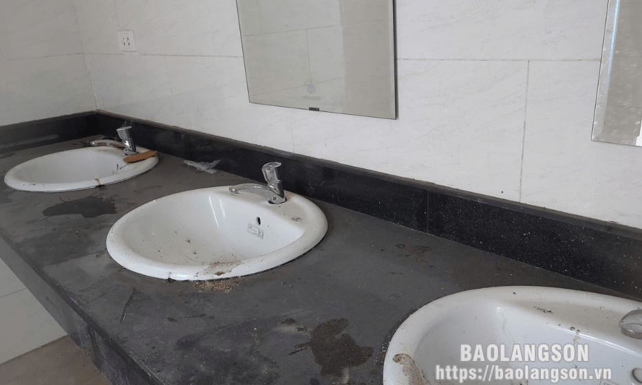 Công viên hồ Phai Loạn: Nhà vệ sinh công cộng có cũng như không