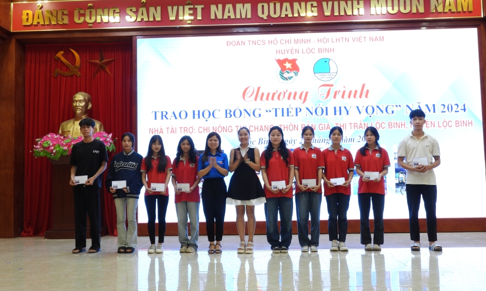 Trao học bổng cho 25 học sinh giỏi có hoàn cảnh khó khăn