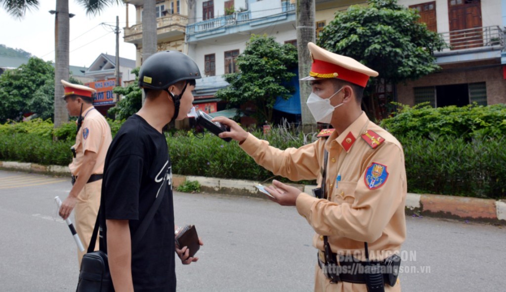 Cán bộ Đội CSGT-TT, Công an huyện Văn Quan kiểm tra nồng độ cồn người tham gia giao thông trên tuyến QL 1B, đoạn qua địa bàn thị trấn Văn Quan