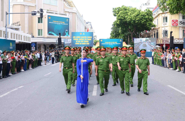 Khối lực lượng chuyên trách phòng, chống tội phạm ma tuý thuộc Công an Nhân dân tuần hành hưởng ứng Tháng hành động phòng, chống ma túy (tháng 6) năm 2024 - Ảnh: VGP/Hoàng Giang