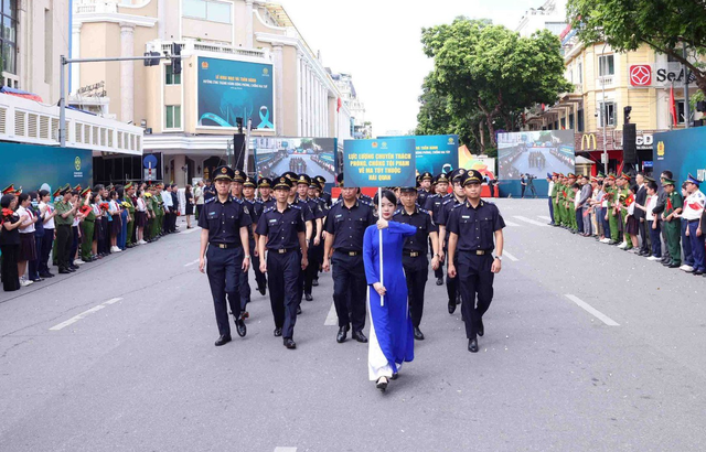 Lực lượng chuyên trách phòng chống tội phạm ma túy của Hải quan tuần hành hưởng ứng Tháng hành động phòng, chống ma túy (tháng 6) năm 2024 - Ảnh: VGP/Hoàng Giang