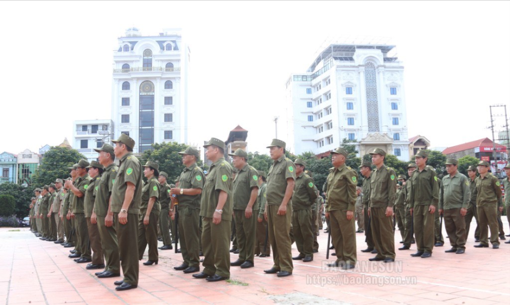 Lực lượng tham gia bảo vệ ANTT ở cơ sở của thành phố Lạng Sơn trong lễ ra mắt