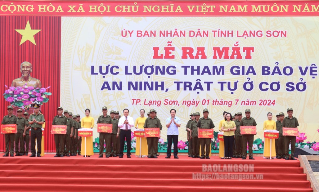 Các đồng chí lãnh đạo tặng quà lực lượng tham gia bảo vệ ANTT ở cơ sở của thành phố Lạng Sơn