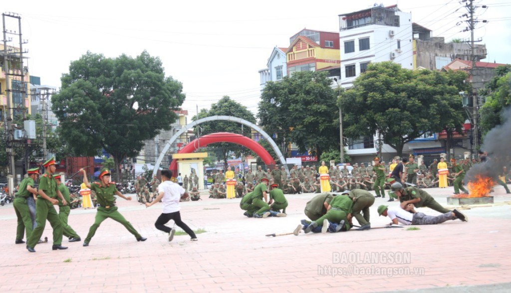 Lực lượng tham gia bảo vệ ANTT ở cơ sở của thành phố Lạng Sơn tham gia diễn tập thực binh xử lý tình huống tại lễ ra mắt